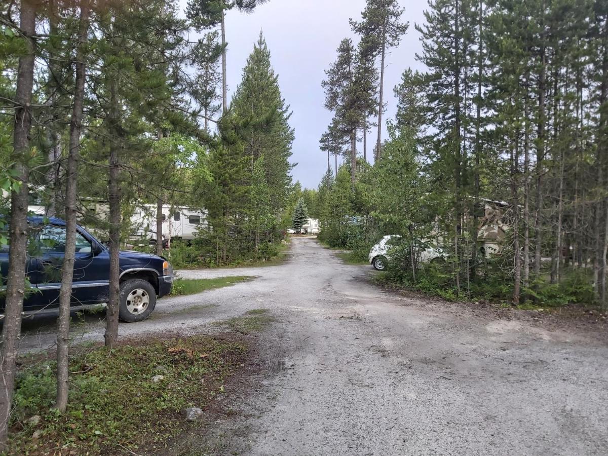 Blue River Cabins & Campgrounds Екстериор снимка