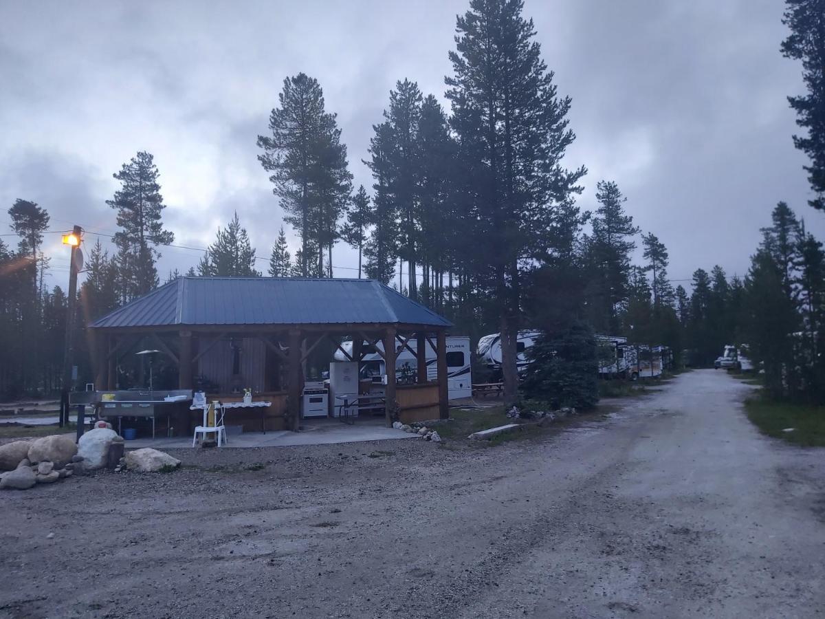 Blue River Cabins & Campgrounds Екстериор снимка